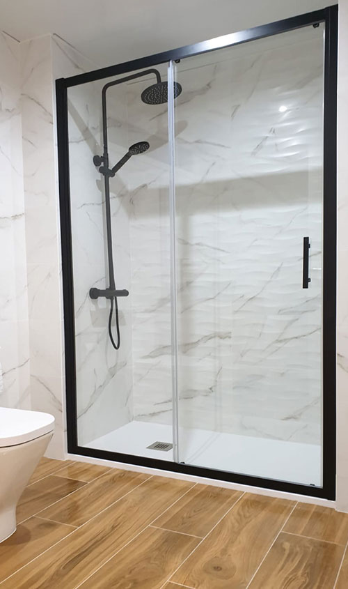 Reforma de baño en Pineda de Mar: ducha y mampara - Anre2012 Ducha con mampara de perfil negro y revestimiento de efecto mármol